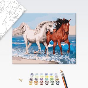 Malování podle čísel cválající koně na pobřeží